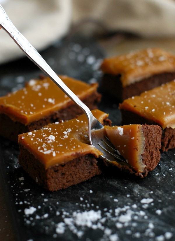 Salted caramel saffran brownie (gluten free, no sugar added) - Brownie med saffranskola (glutenfritt, utan tillsatt socker) //Baka Sockerfritt