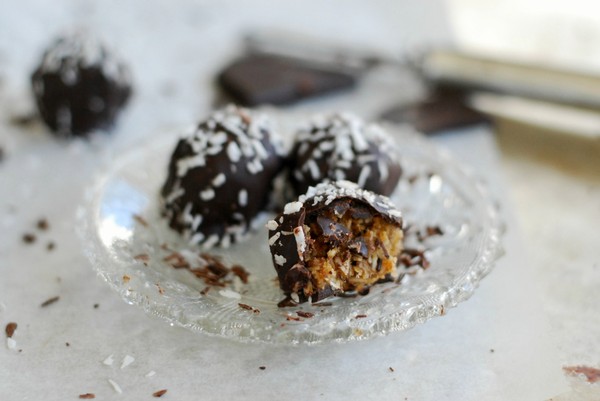 Healthy chocolate covered coconut candy - Chokladdoppade Kokosgodis (hälsosam, utan tillsatt socker och gluten)
