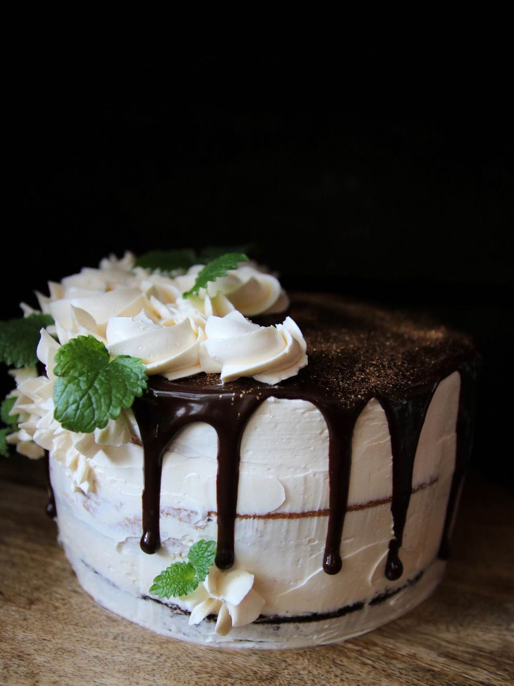 Choklad och vanilj tårta med karamellsmörkräm och chokladglasyr 1