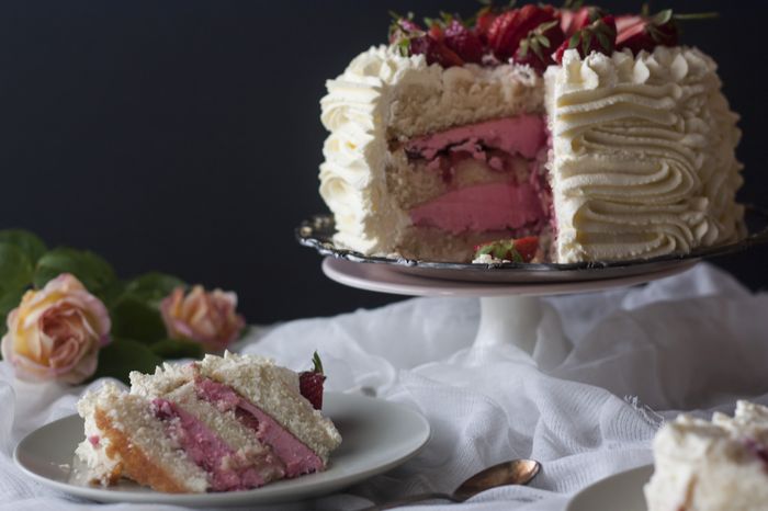 Midsommar tårta - White Velvet tårta med jordgubbar och champagne smörkräm 7