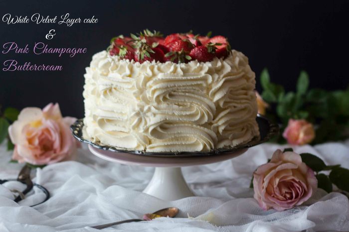 Midsommar tårta - White Velvet tårta med jordgubbar och champagne smörkräm
