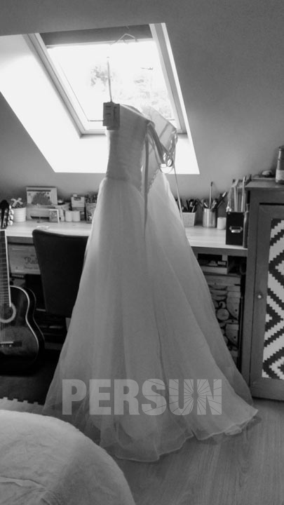 robe de mariée suspendue par un cintre