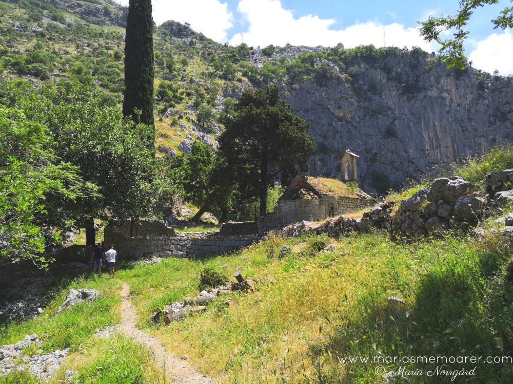 hidden gems of Kotor, Montenegro - the path to St John Church / gömda sevärdheter i Kotor - övergiven kyrka i bergen nära Fortress Walk