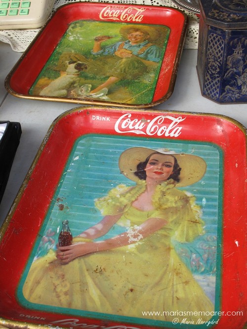 antika och dyra coca cola-brickor på Juthbacka