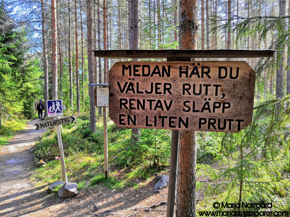 humoristiska skyltar längs med vandringsled Kortjärvi naturstig, Österbotten