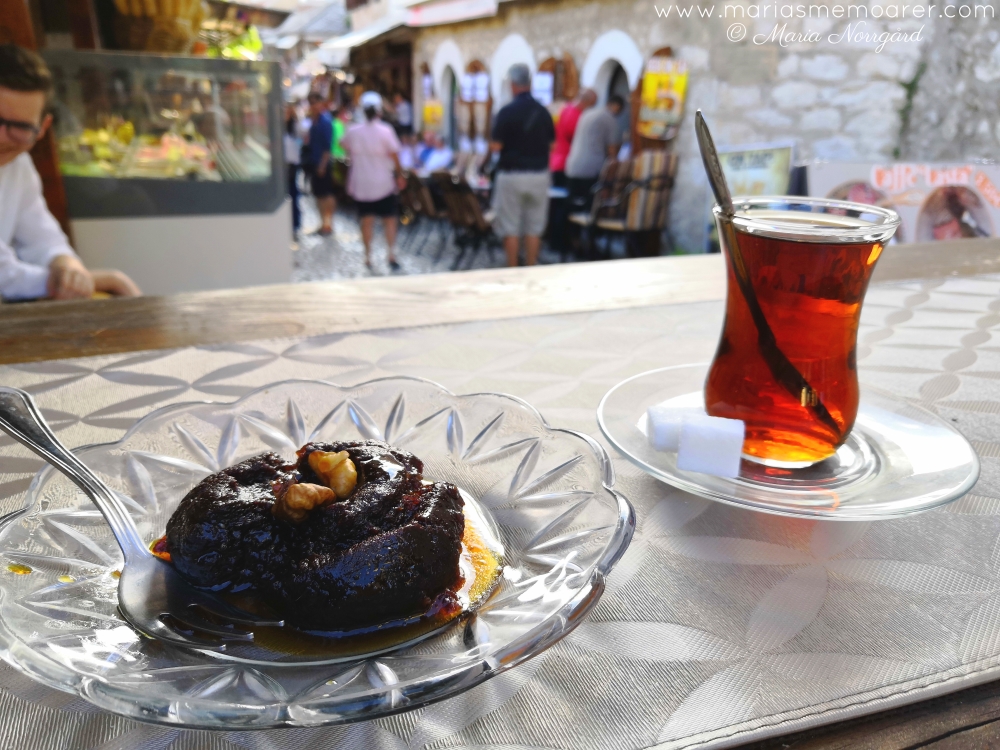 sweets and drinks bosnia / sötsaker och dryck bosnien - fig cake and turkish tea / fikonkaka och turkiskt te