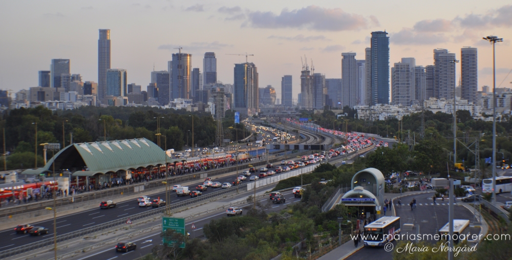 Tel Aviv - vy över trafik och skyskrapor