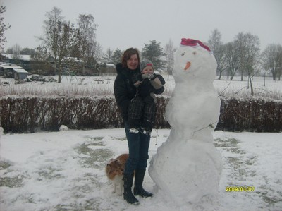 januari 2009 årets snögubbe! mormor och Liam gjorde denna fina snögubben med luite hjälp! har ingen kamera nu så får ta de vinterbilderna jag ahr på kameran ;-)