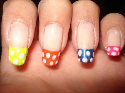 ganska enkelt att göra. Måla naglarna i en bakgrundfärg, exempel beige, rosa, genomskinlig. 