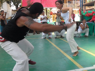 Capoeirafestival i Ubatuba 2010, Contra mestre Sandália Preta spelar i roda.