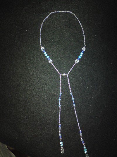 Halsband med kedja och pärlor i valfri färg. Ett snyggt magnetlås håller ihop halsbandet i halsen.