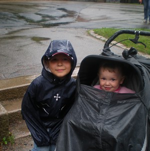 Casper & Embla i regnet.