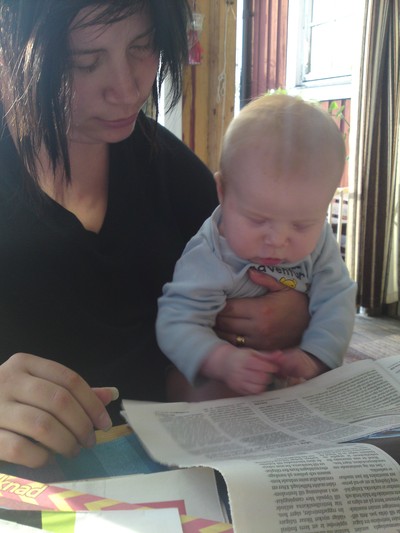 Isidor hjälper mej att läsa tidningen =)