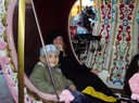 Barnen åker karusell på strömmingsleken