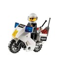 Du är polisen med den snabbaste motorcykeln i stan. När du patrullerar i LEGO City kan du köra om och stoppa alla fartsyndare. Ge dig ut på gatorna och se till att ingen bryter mot lagen!