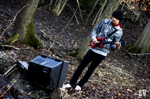en del av projektarbetet. spela guitar hero i skogen.