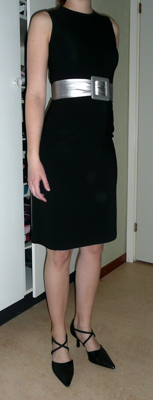En HM klänning, i något konstmaterial, tajt och snygg :)