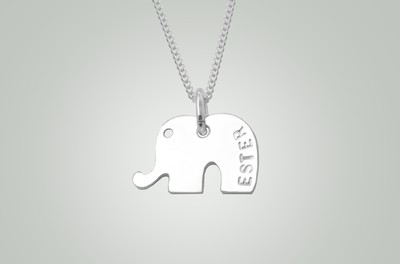 Ett barnhalsband med namn, i form av en lycko-elefant. Helt handgjort i äkta silver. Amanda Egilson by hand and heart.