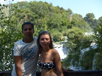 Anette och Addi framför jättefint vattenfall, de va i en känd national park, tror den hette Krka.
