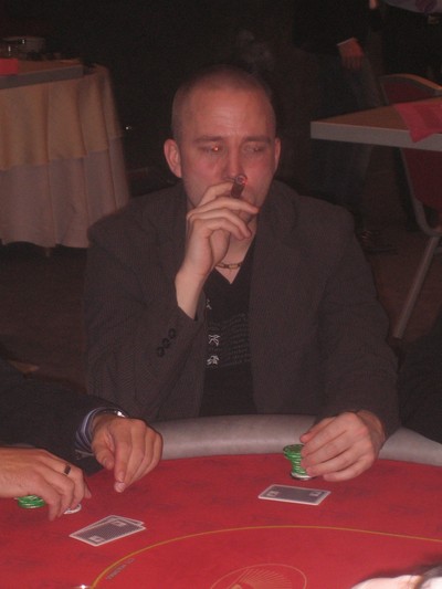 Som ni ser är det helt ok att röka och ha sig vid borden.... och jag måste medge att en cigarr kändes rätt vid tillfället.