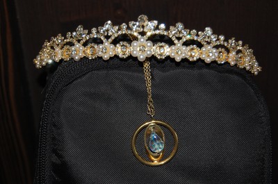 Min tiara och mitt halsband som en gång i tiden tillhörde min farmor.