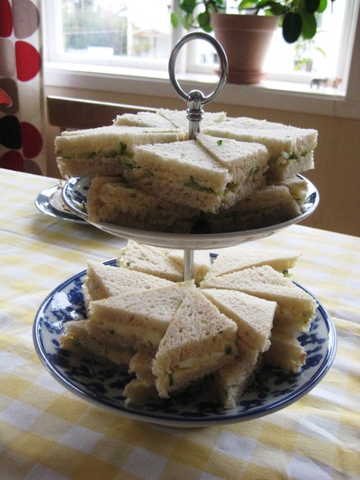 Övre fatet: Gurksandwiches  Undre fatet: Ägg och crème fraîche-sandwiches  Mycket delikat!