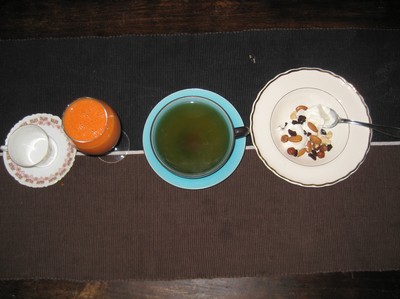 Här har vi det vinnande konceptet. Fet turkisk yoghurt med nötter och russin, grönt te och en härlig shake med apelsin och jordgubbar. Kaffet tar vi efter frukosten.