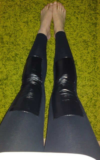 Ett par gamla leggings som jag sytt fast två läderlappar på:)