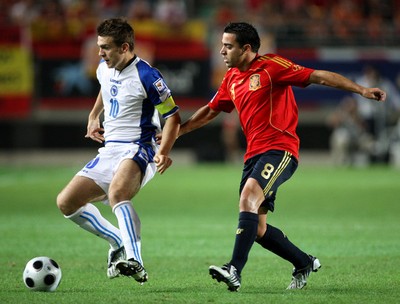 Zvjezdan Misimović, utan tvekan Bosniens nyckelspelare inför dubbelmötet med Portugal, här i närkamp med spanska bollgeniet Xavi.