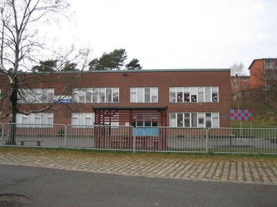 Skolan bredvid Solstaden går i 1960-talsstil. 