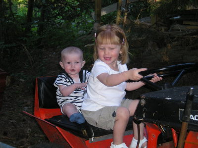 Lina och Alvin på morfars traktor