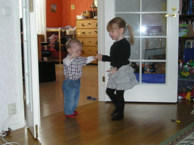Lina och Alvin dansar