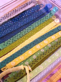 Textilarmband med söta pärldekorationer