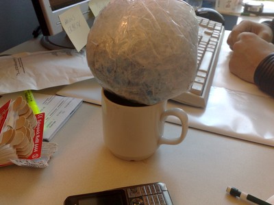 våran bubbelplast-fotboll som jag jag kastade så den landade på Dannes kaffekopp