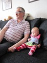 Siri å morfar slappar i soffan =)