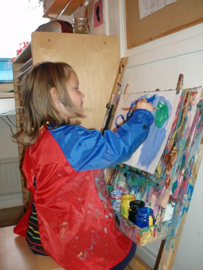 Jennifer målar på öppna förskolan