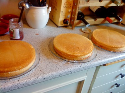 Jag bakade tre tårtor med helt SJÄLV!!! :P