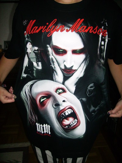 Marilyn Manson tröja. Ser likadan ut fram som bak :)
