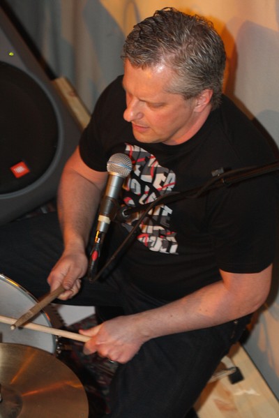 Bloosblasters trummis, Lars 