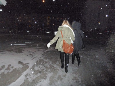 Emelie och Julia springer i snön