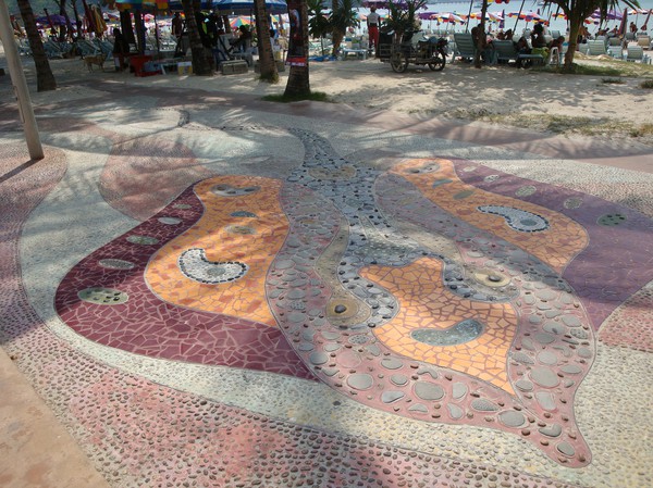 Stingrocka i mosaik längs beachroad i Patong, Thailand.
