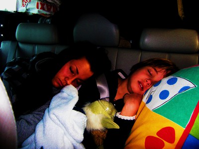 påväg till fjällen :D jenny och jonathan som somnat längst bak i bilen ;)