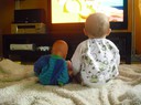 Tilde och Dockan tittar på TV