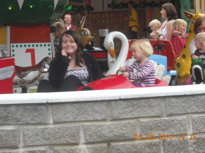 Liina och Jenny åker djur, karusell, parken zoo