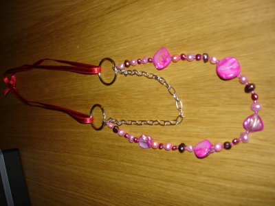 Halsband: Rosa sötvattenspäror med ringar och röttsora sidenband