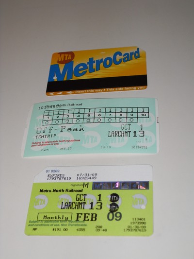 Några av de olika biljetttyperna som jag använder.   Det första är för tunneltåget, det andra är ett tioturskort och det sista är ett månadskort som jag lånar av värdpappan.