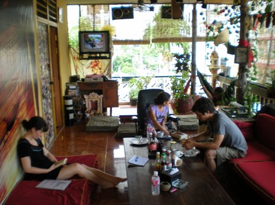 Hang Out -  Terassen pa varat hostel i Phnom Penh.