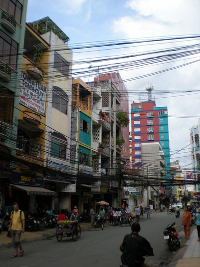 Spindelnat-  Sahar ser el/telefon-systemet ut i Saigon.