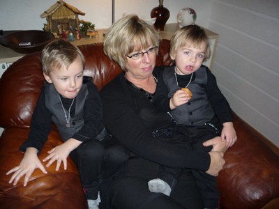 Axel, mamma och Viktor myser till Kalle Ankas jul