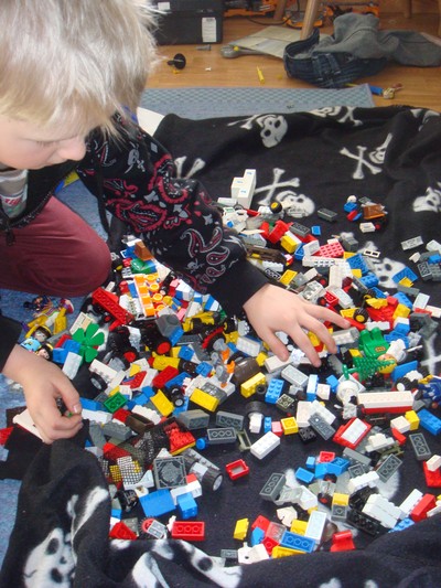 Bygger med lego med Elias.